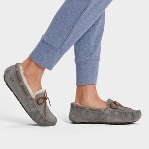 UGG Dakota Slippers (best seller) GENTLY WORN (worn twice)